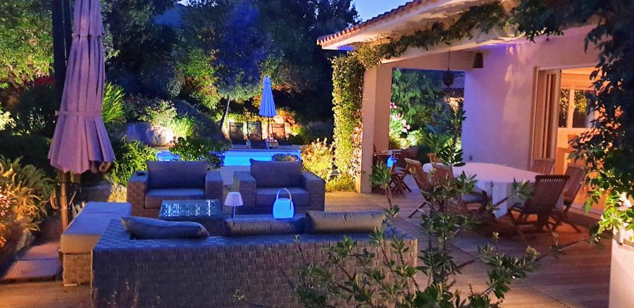 Salon de jardin et terrasse, le soir