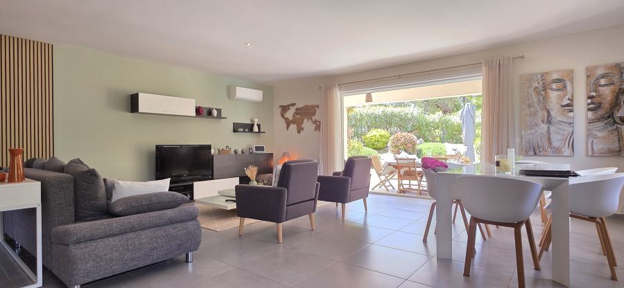 Le salon, ouvert sur la terrasse