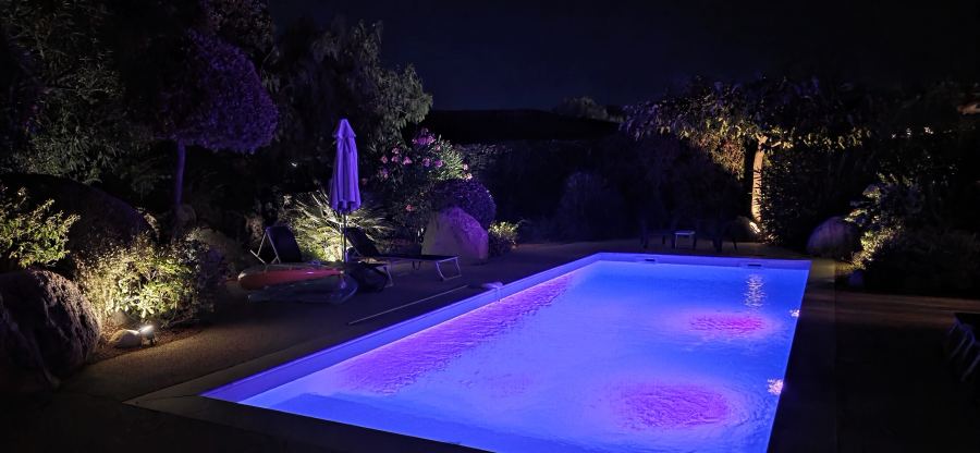 La piscine illuminée la nuit
