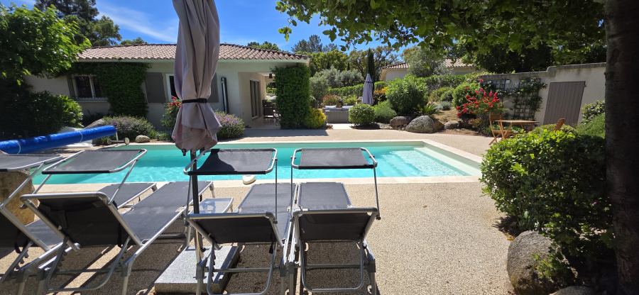 Transats au bord de la piscine