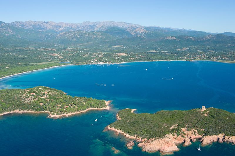 Le golfe de Pinarellu et sa tour génoise